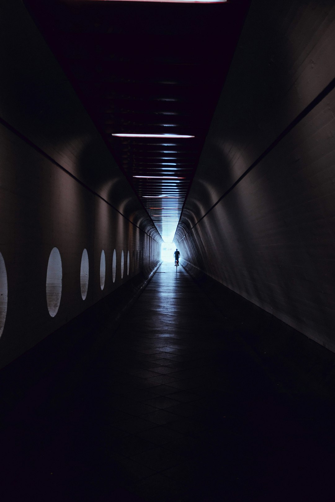 Dark light 1 3. Темный коридор. Длинный темный тоннель. Темное помещение. Свет в конце тоннеля.