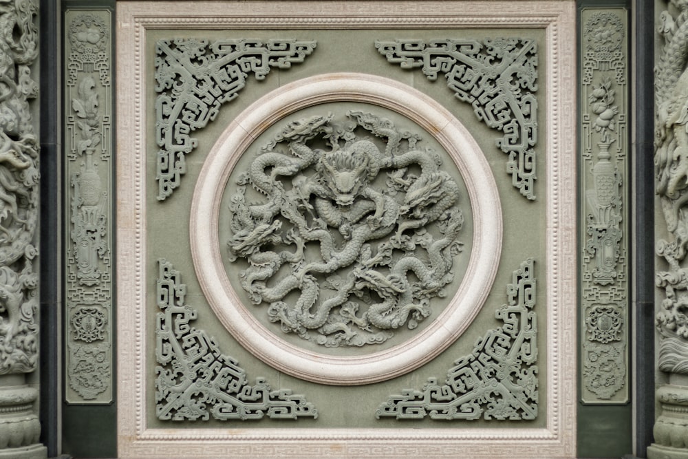 um painel decorativo com um dragão sobre ele