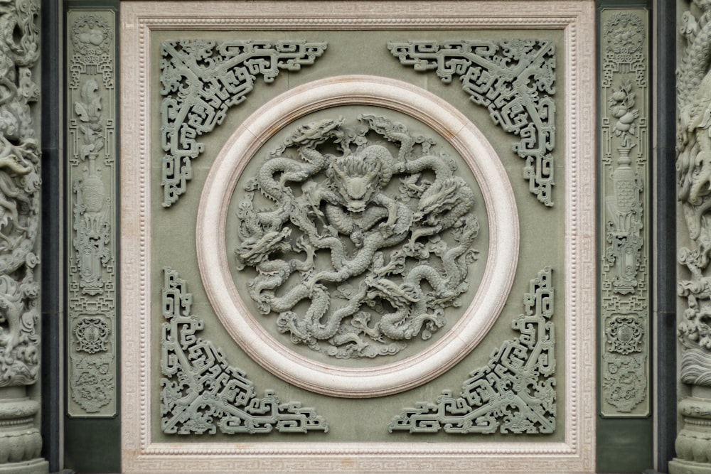 Un panel decorativo con un dragón