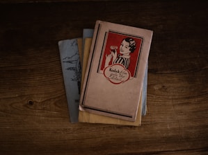 Cartes et affichettes imprimées en Normandie, France. Images originales, vintage, rétro