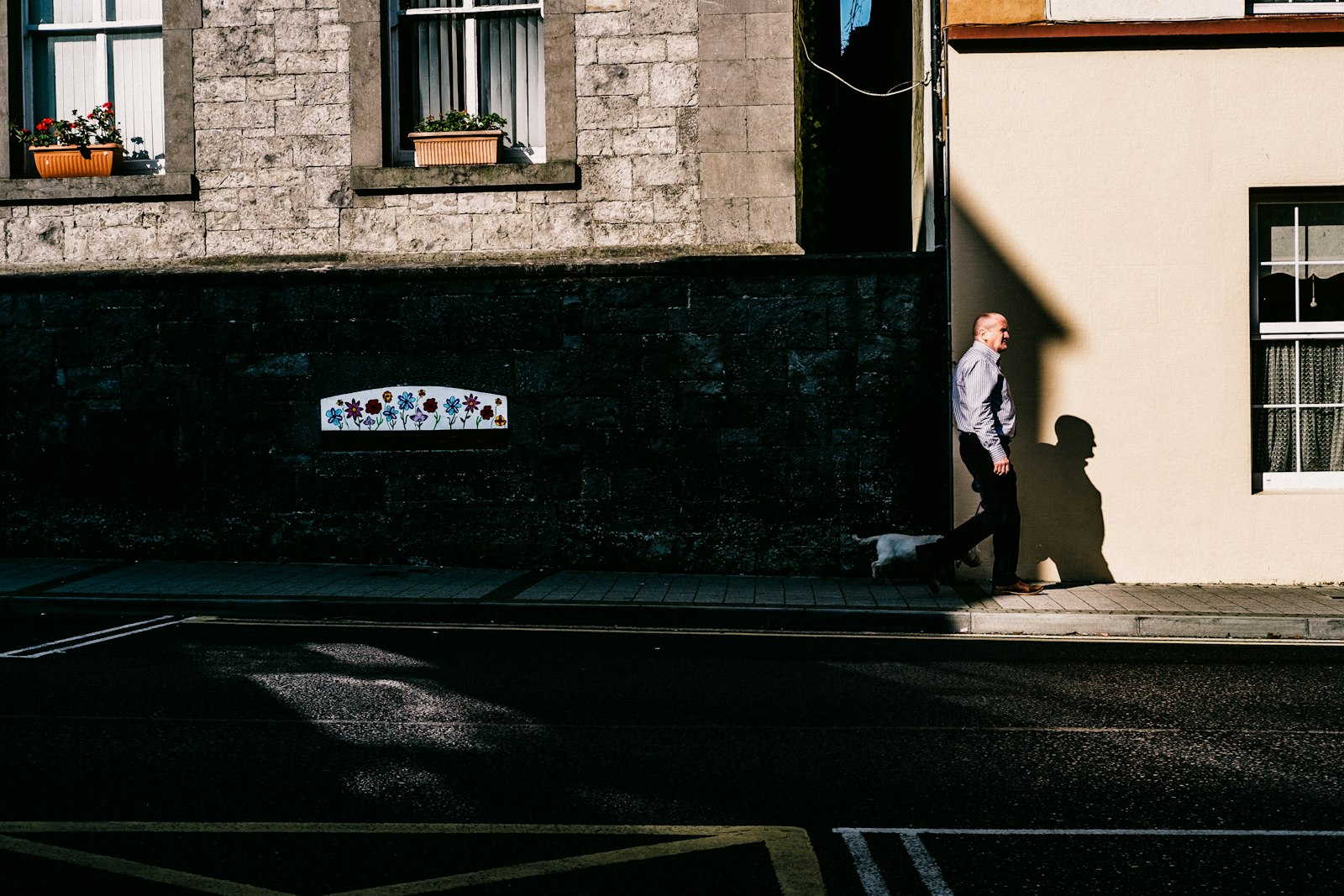 Fujifilm X-Pro1 + Fujifilm XF 35mm F2 R WR sample photo. Man walking on sidewalk photography