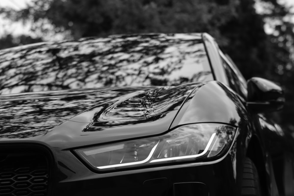 Una foto en blanco y negro de la parte delantera de un coche
