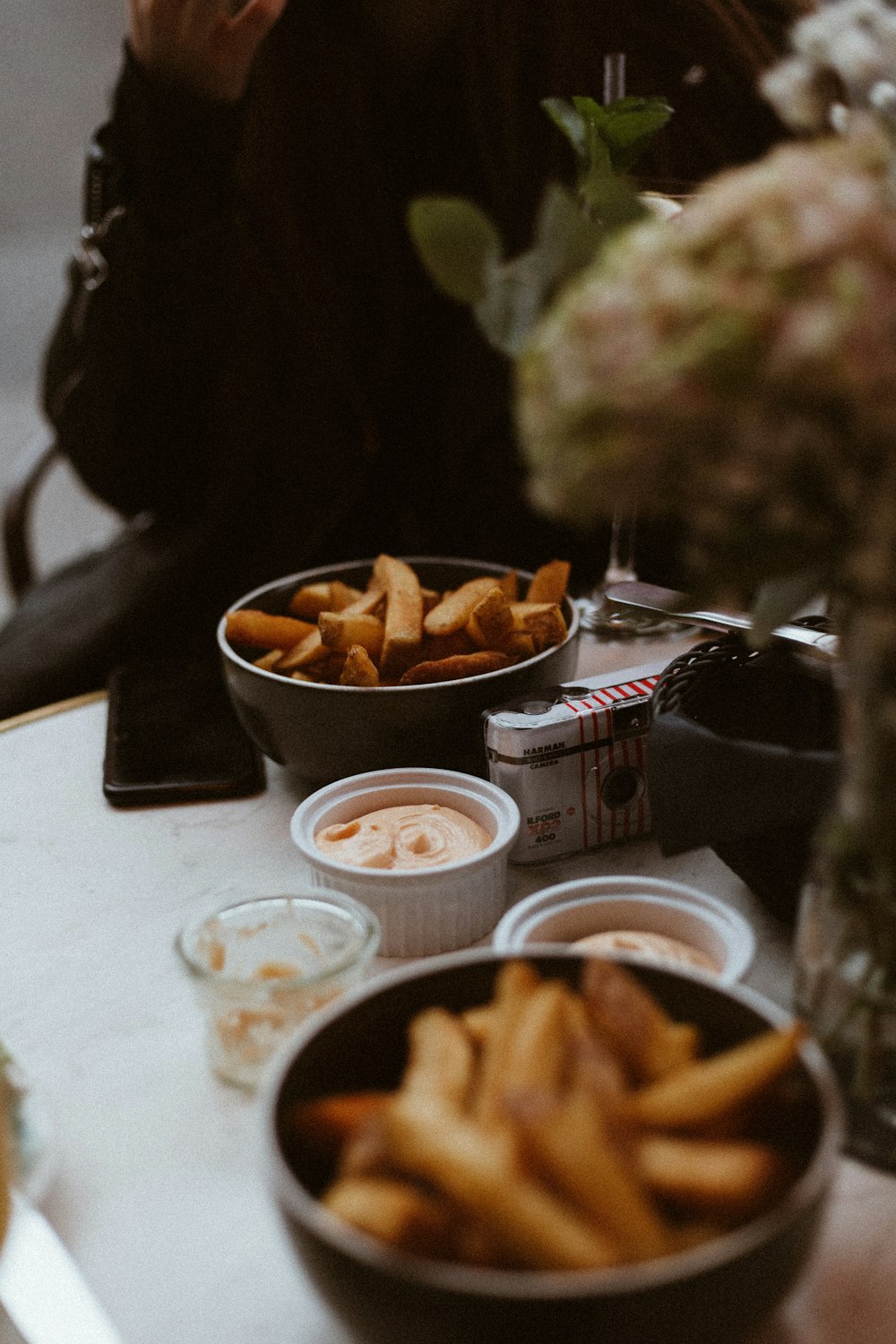 Papas fritas en un tazón de concreto gris