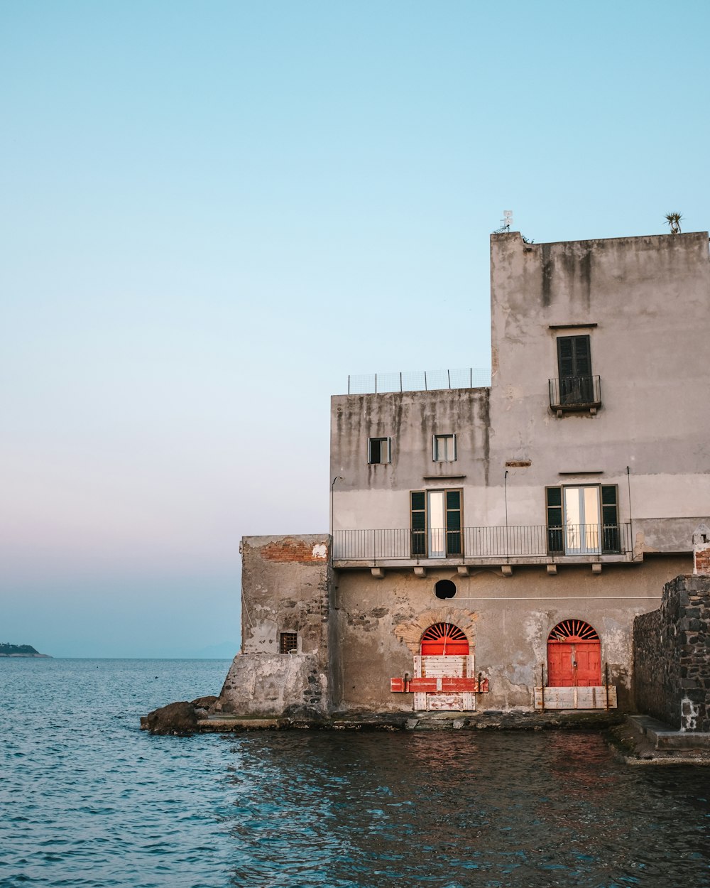 Bâtiment en béton brun