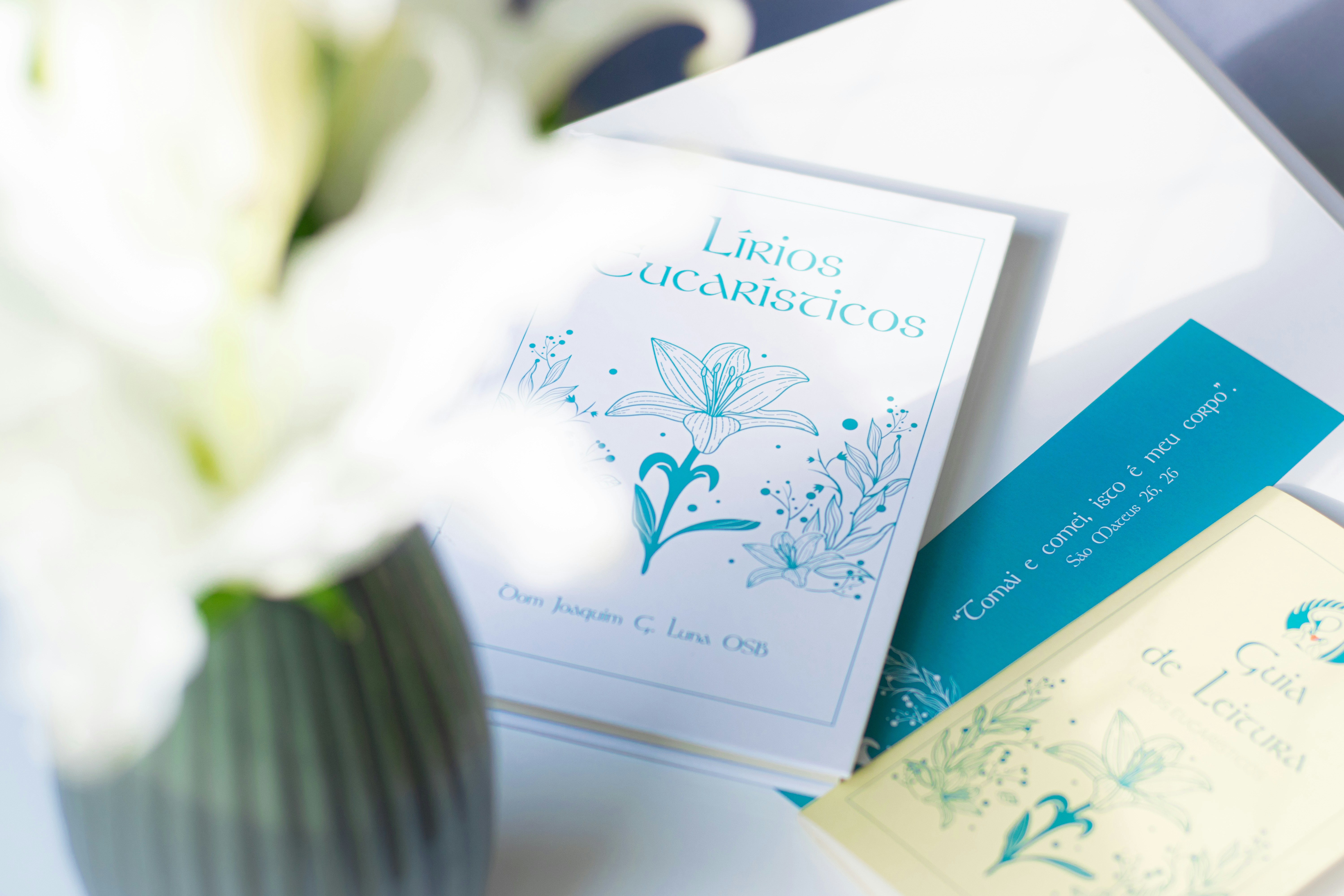 elegant wedding invitations background, ilustrasi artikel Crafting Your Dream Wedding Guest List: A Step-by-Step Guide 2