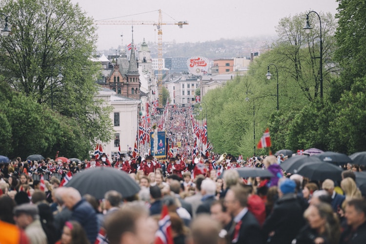 17. mai parade på Karl Johan med norske flagg
