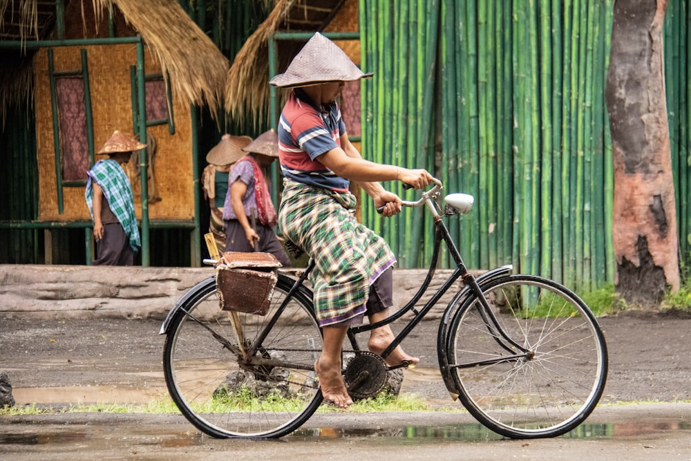 femme équipant un vélo de croisière