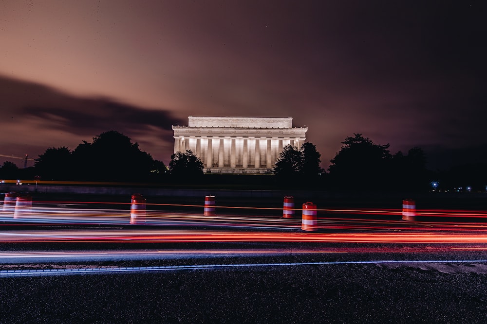 夜のワシントンD.C.のリンカーン記念館