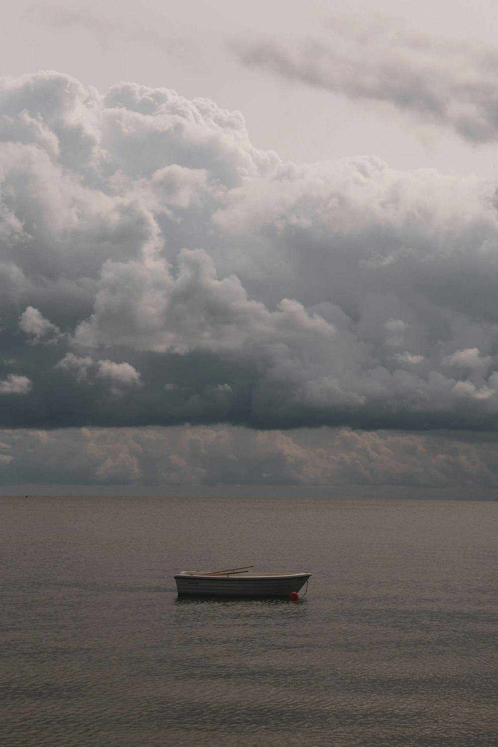 Boot auf See unter schweren Wolken