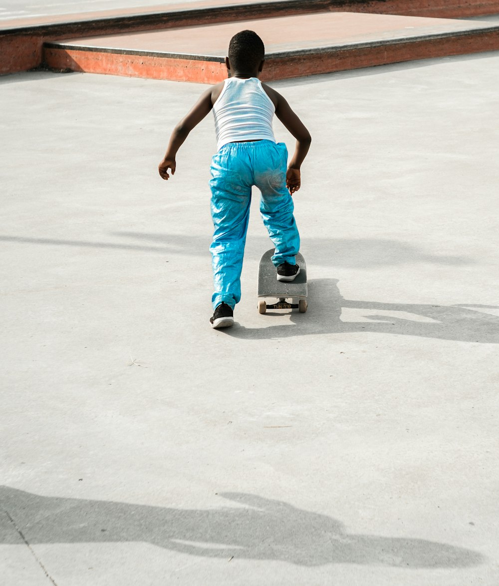 chico jugando a la patineta