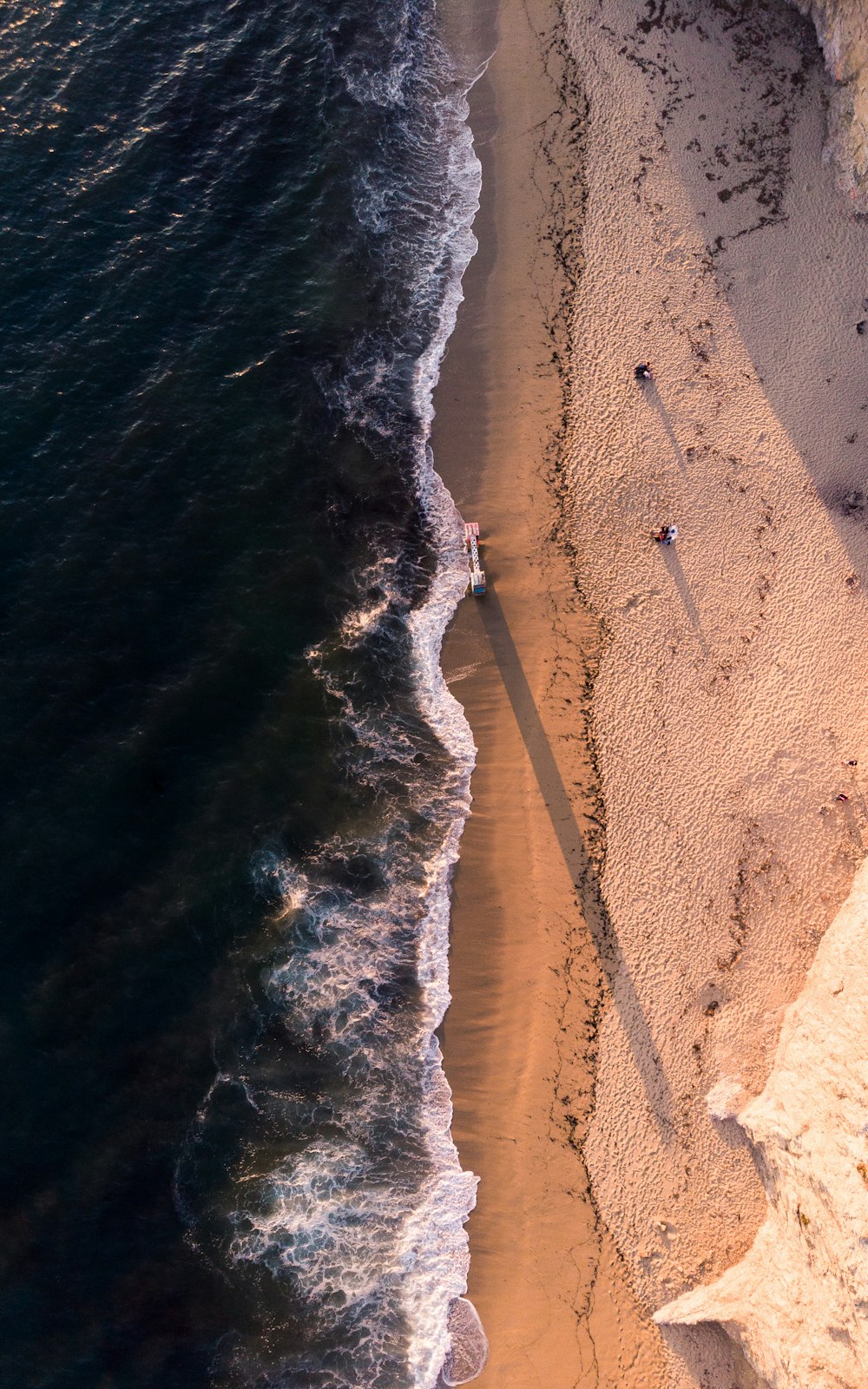foto de alto ângulo da costa e do corpo d'água
