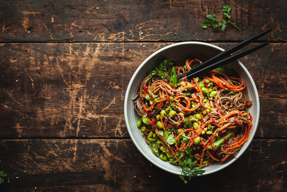 cooked noodles on bowl