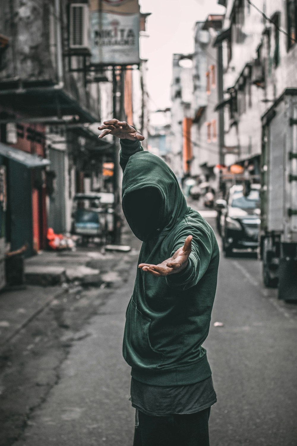 Foto de hombre con capucha verde – Imagen gratuita Rostro negro en Unsplash