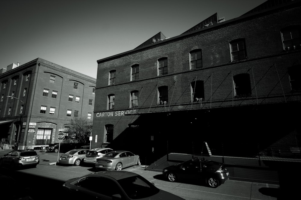 a black and white photo of a city street