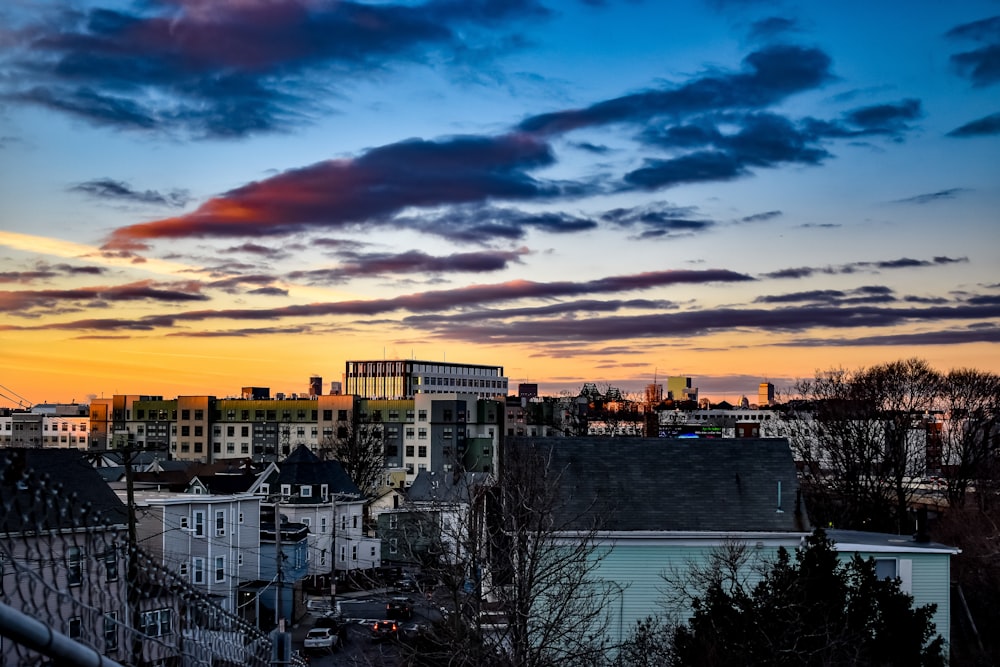 ville avec des immeubles de grande hauteur