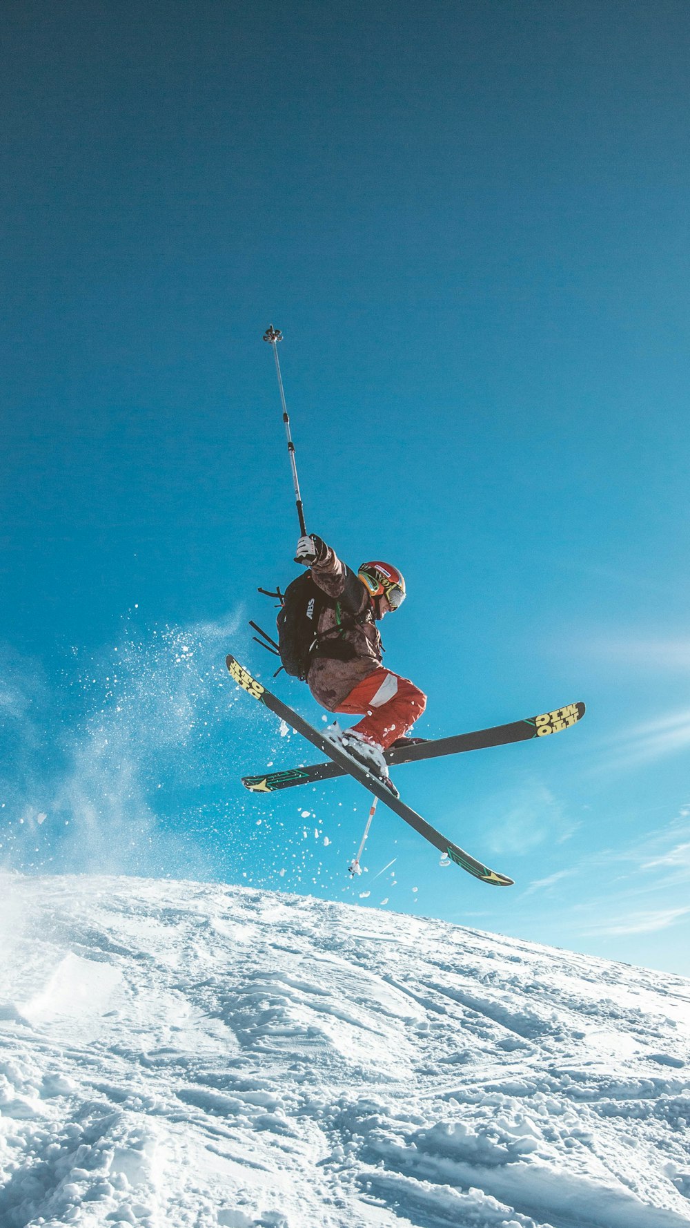 homme skiant sur terre