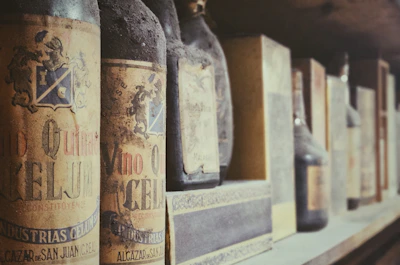 A selection of vintage wine bottles and elegant coffrets prêts à offrir.