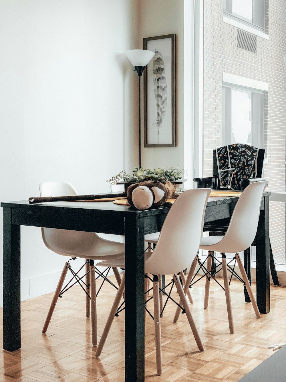 Mesa de madera negra y sillas blancas