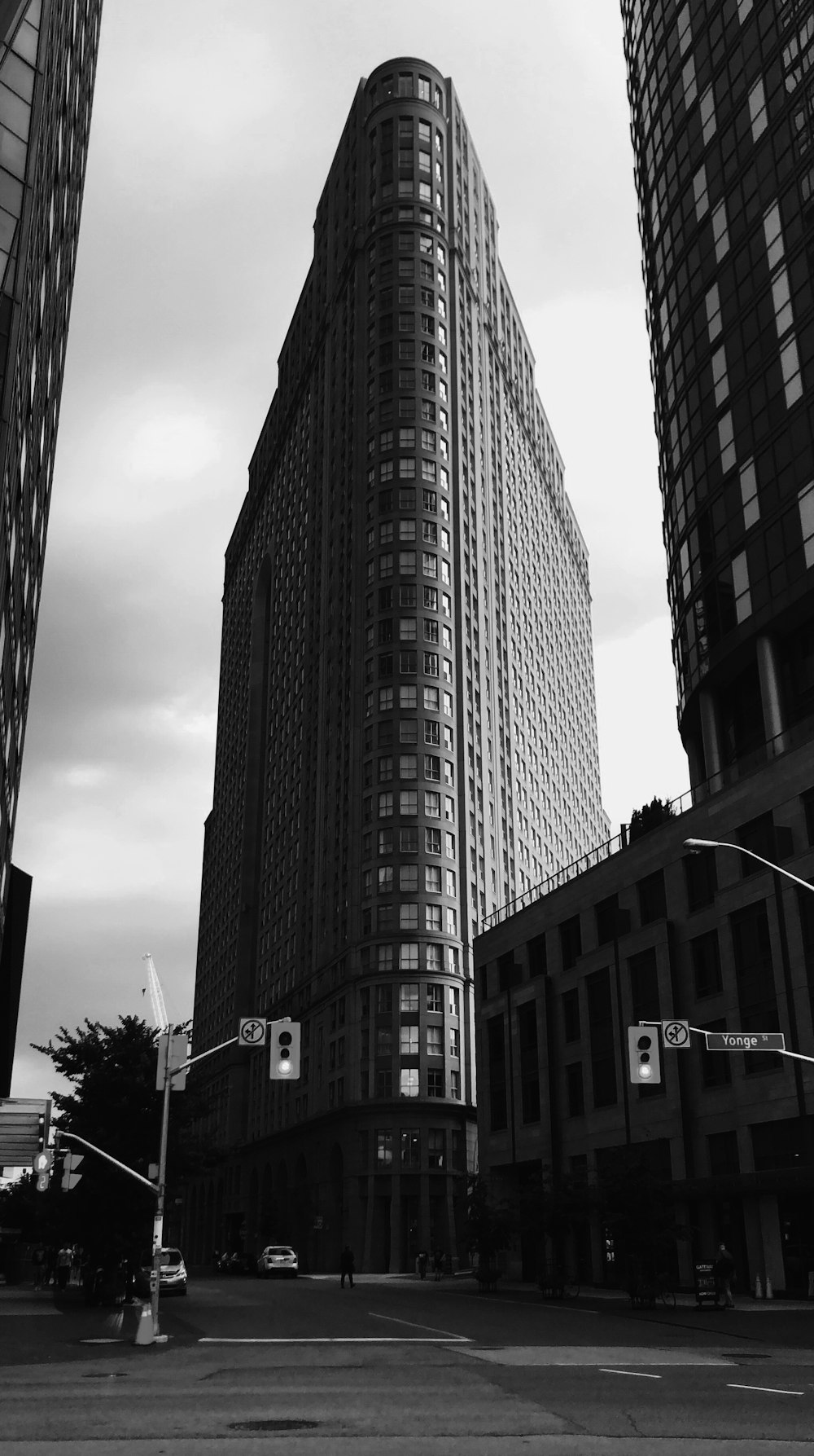 fotografia em tons de cinza do edifício Flatiron em Nova York