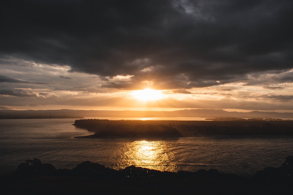 Le soleil se couche sur un plan d’eau