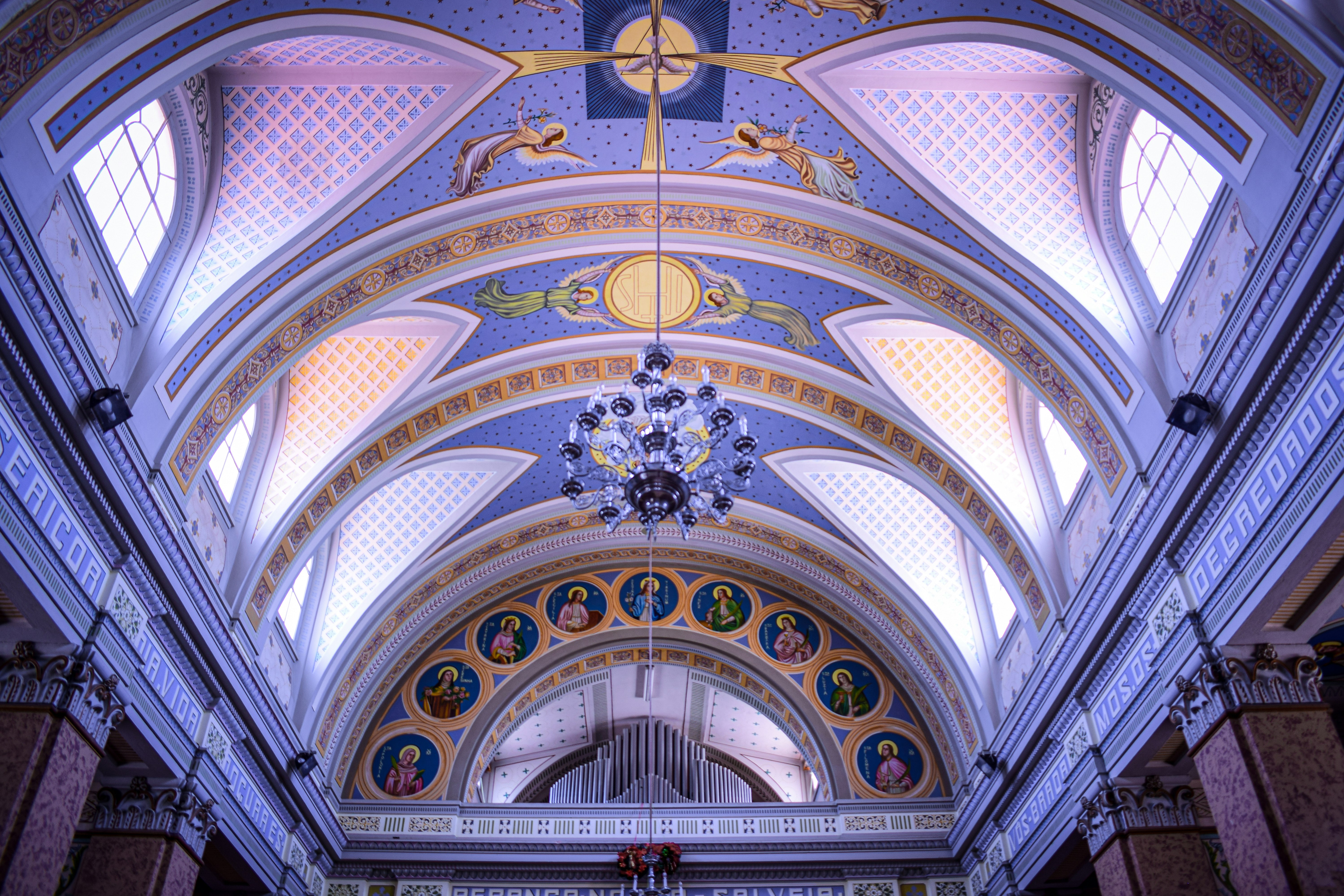 gray, blue and yellow interior of the Grand Central Terminal