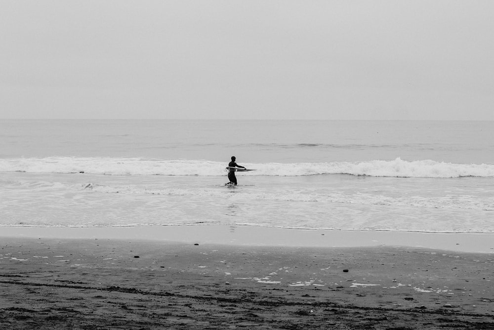man surfboarding at daytime