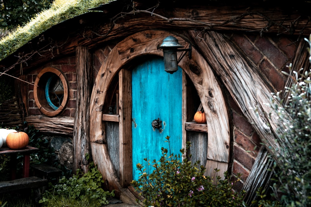 Maison en bois marron montrant une porte fermée