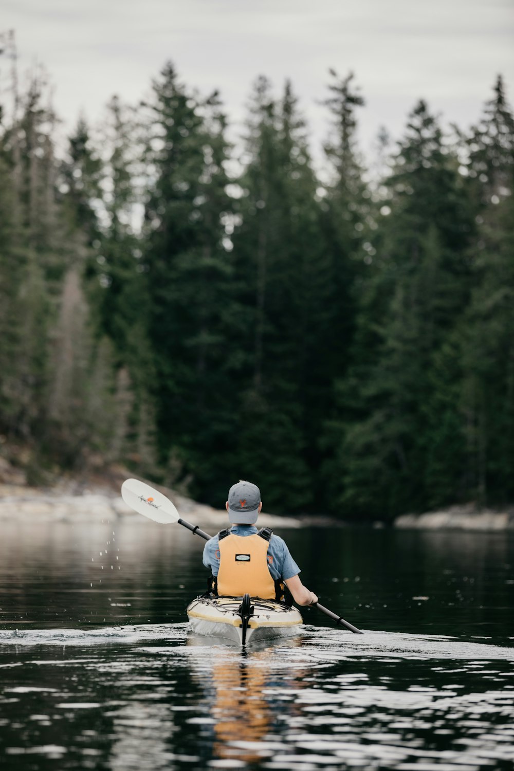 Persona sentada en kayak durante el día