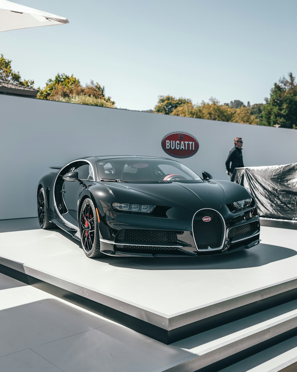 voiture de sport Bucatti noire et grise