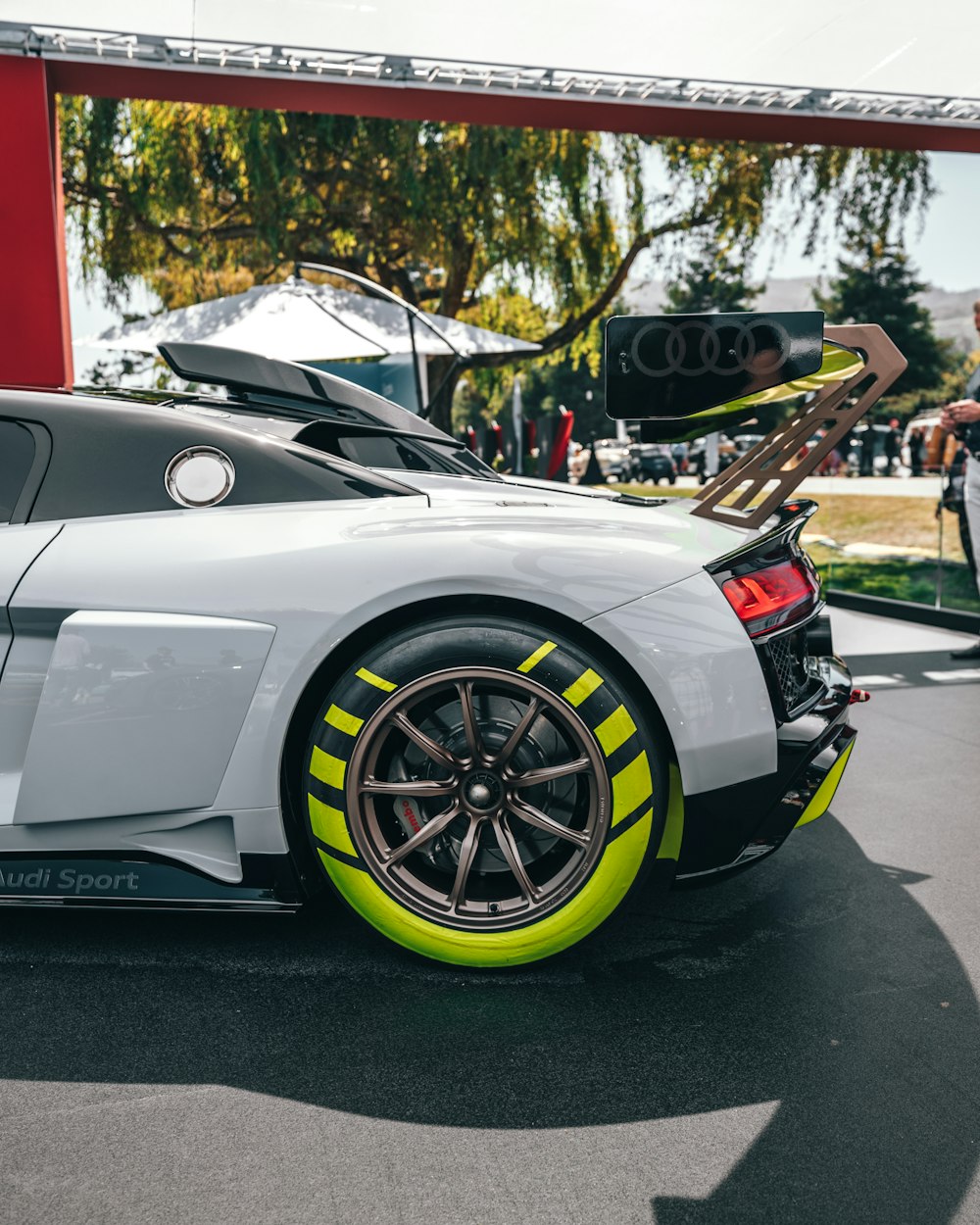 white Gumpert Apollo