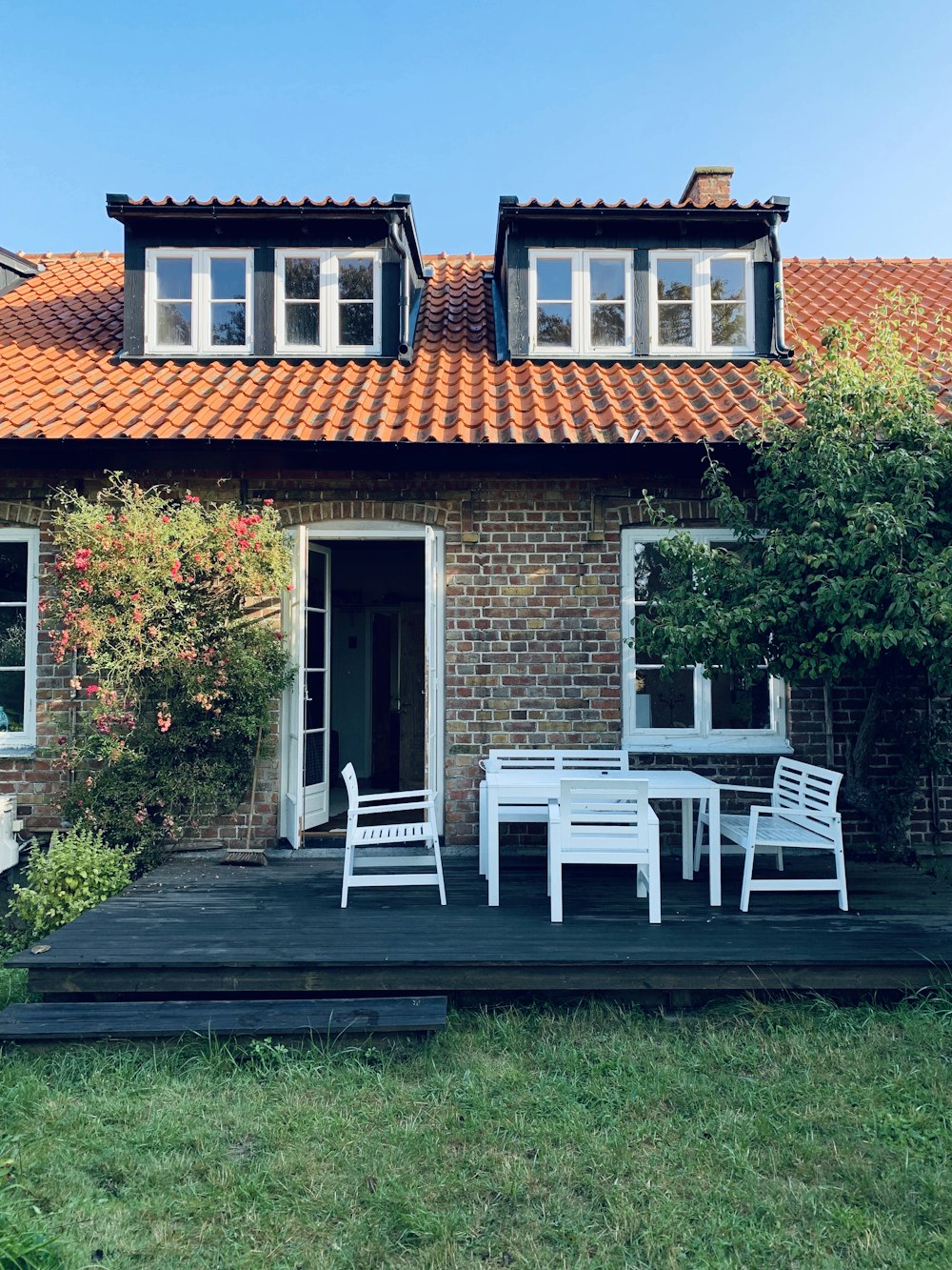 table et chaises blanches