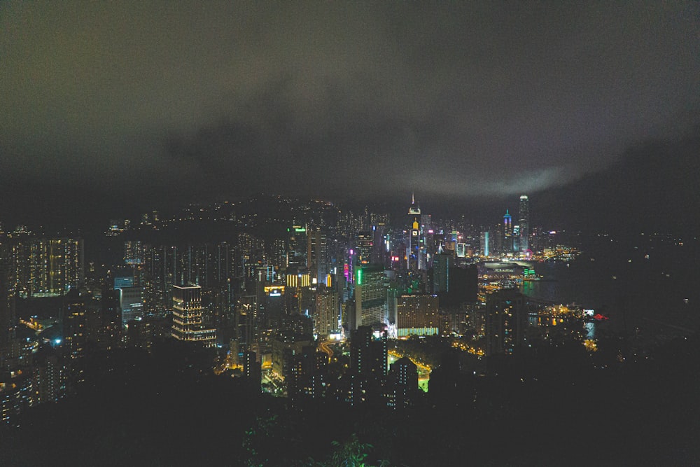 edifícios iluminados durante a noite