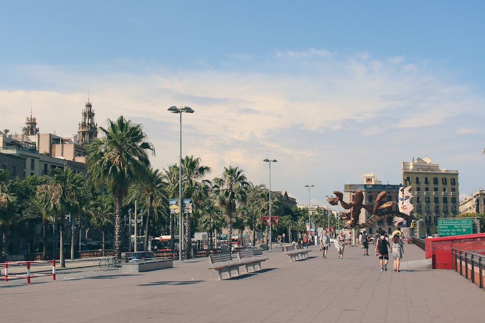 Gente caminando por el parque