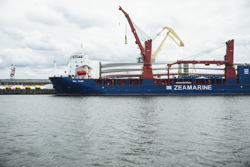 navio Zeamarine azul e vermelho durante o dia