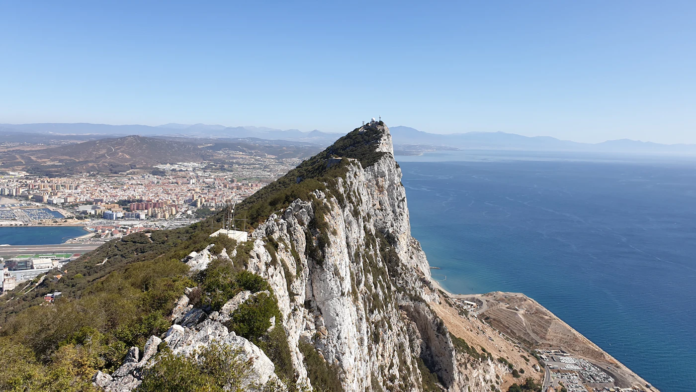 Der Felsen von Gibraltar mit Blick über die Bucht und nach Spanien