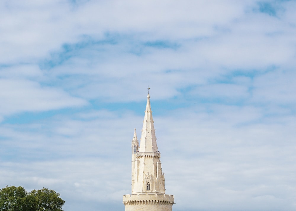 torre in cemento bianco durante il giorno