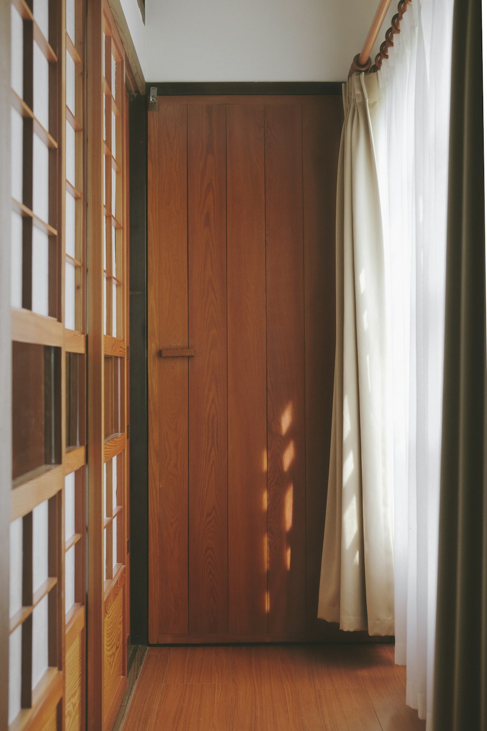 茶色の木製ドア