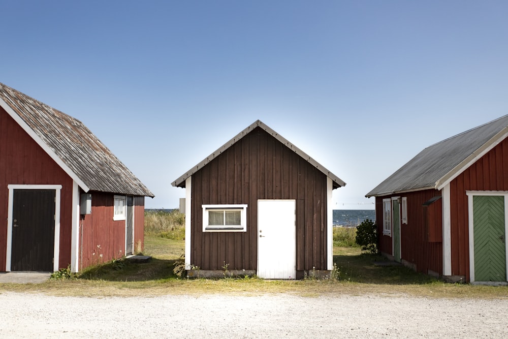 geschlossene weiße Holztür des Hauses