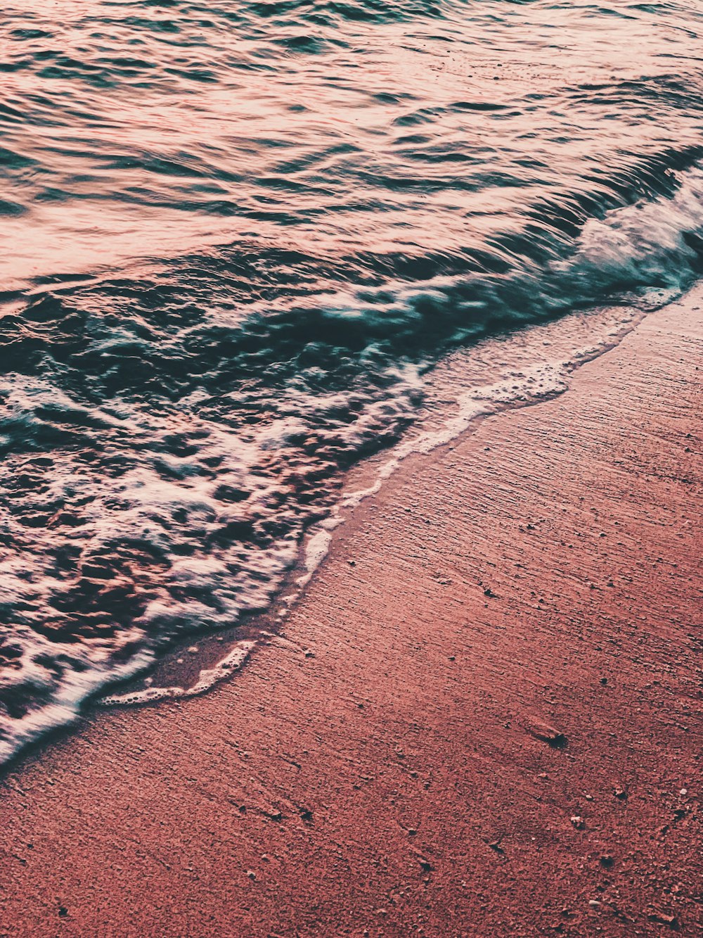 waves crashing on shore during daytime