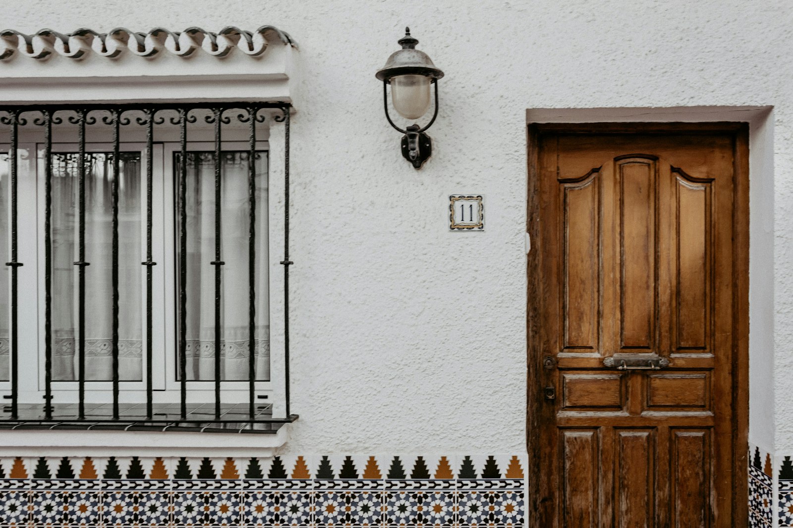 Nikon D7200 + Nikon AF-S DX Nikkor 18-105mm F3.5-5.6G ED VR sample photo. Closed brown wooden door photography