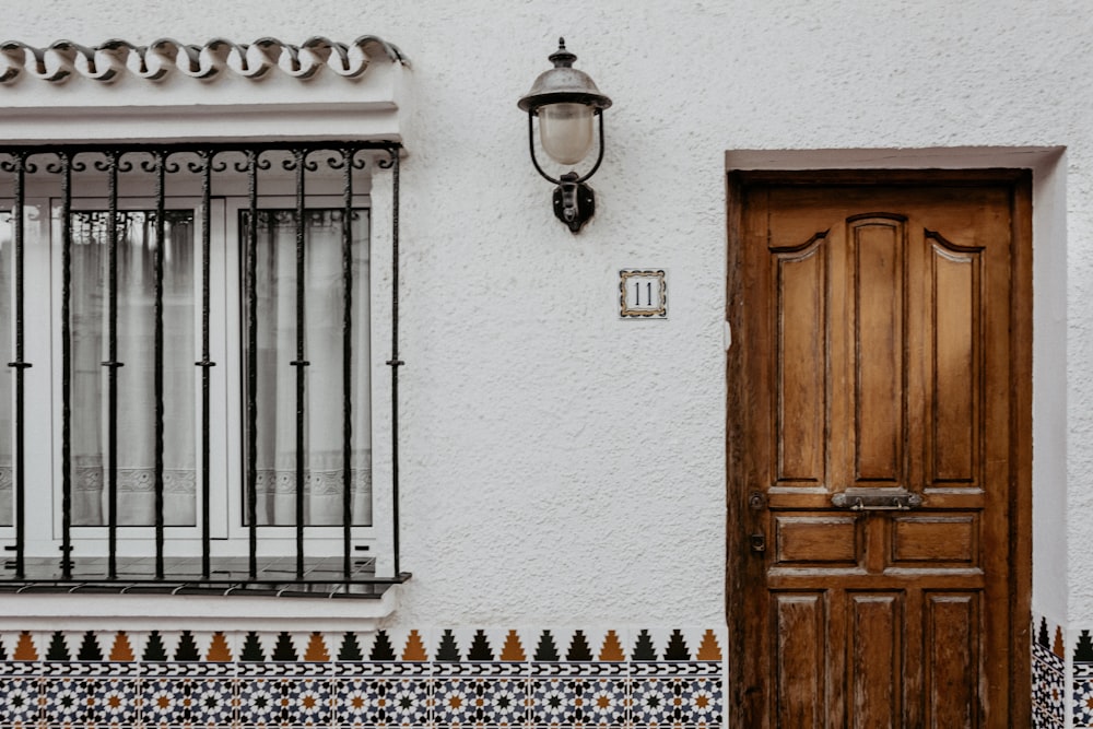 puerta cerrada de madera marrón