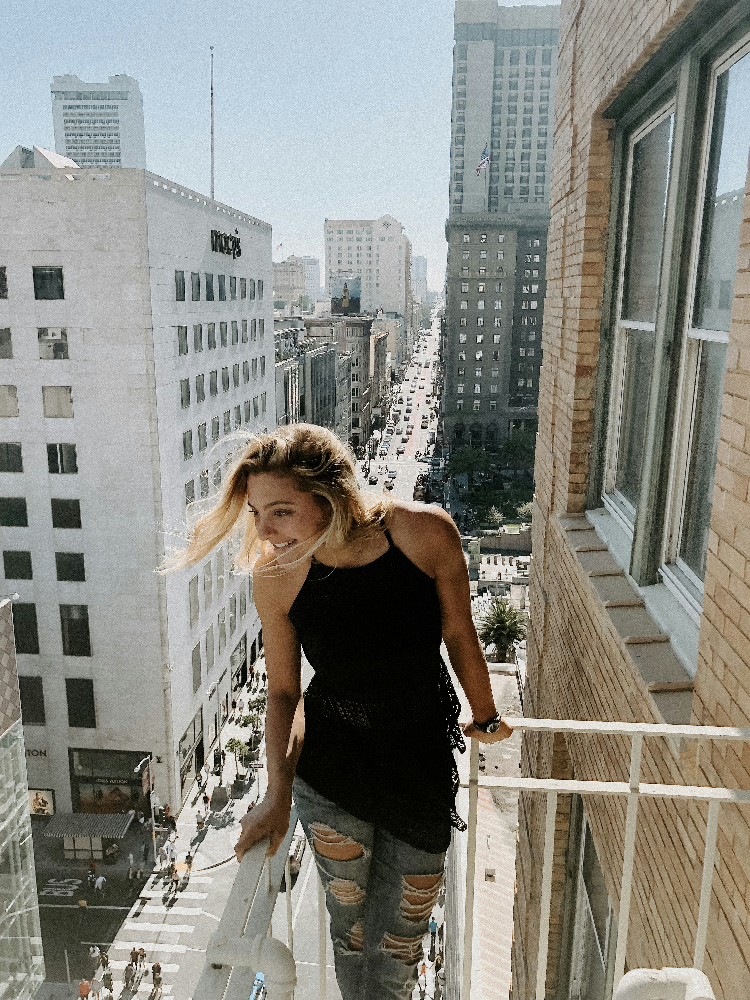 donna in piedi sul ponte