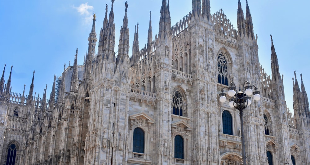 fotografia de baixo ângulo da Catedral de Milão