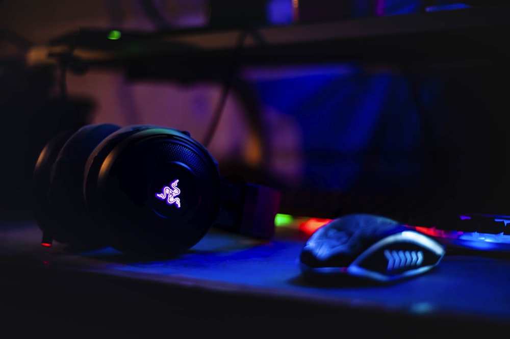 Casque Razer près de la souris de l’ordinateur