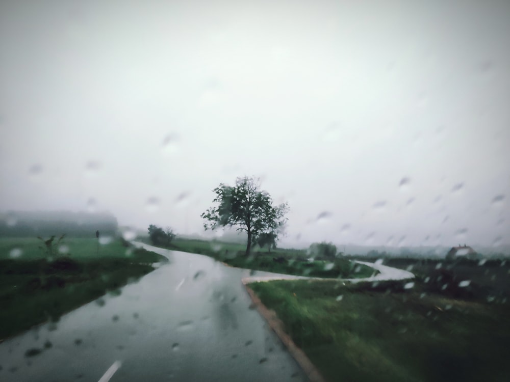 rosée d’eau sur le pare-brise