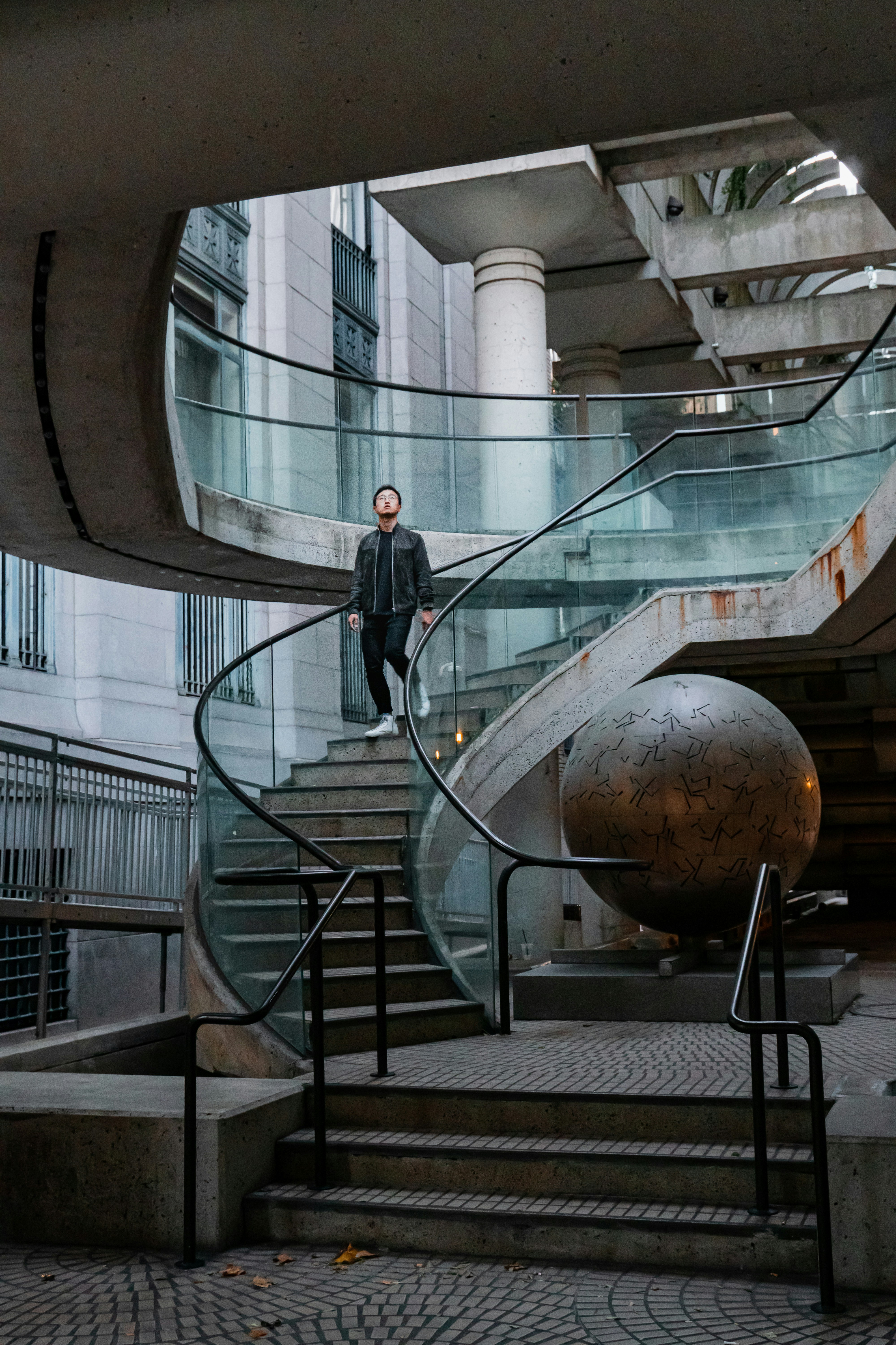 hombre caminando en las escaleras fotografía de primer plano