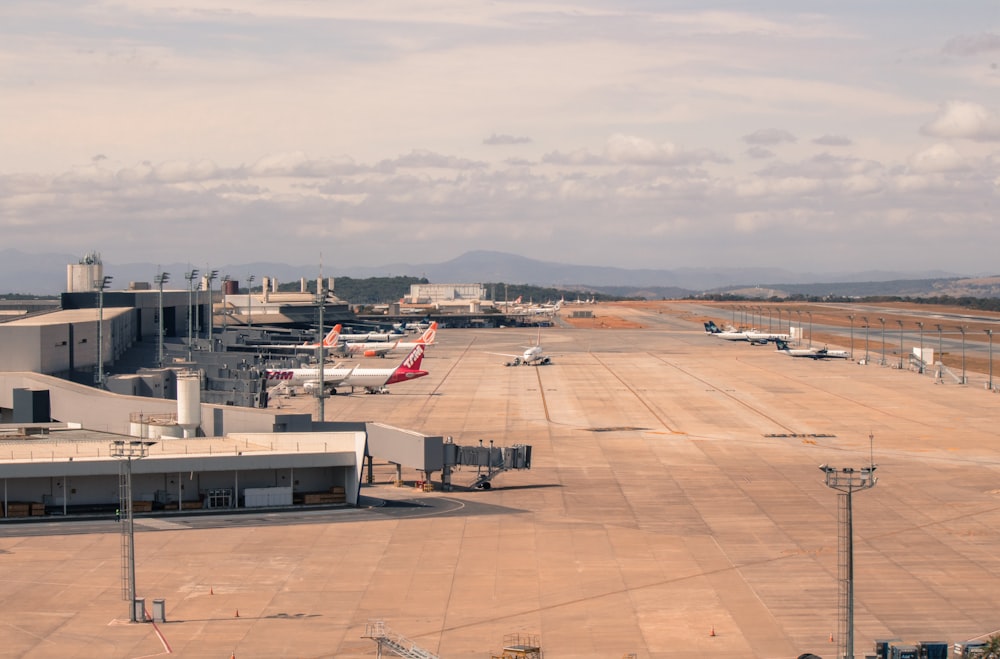 plusieurs avions à l’aéroport pendant la journée