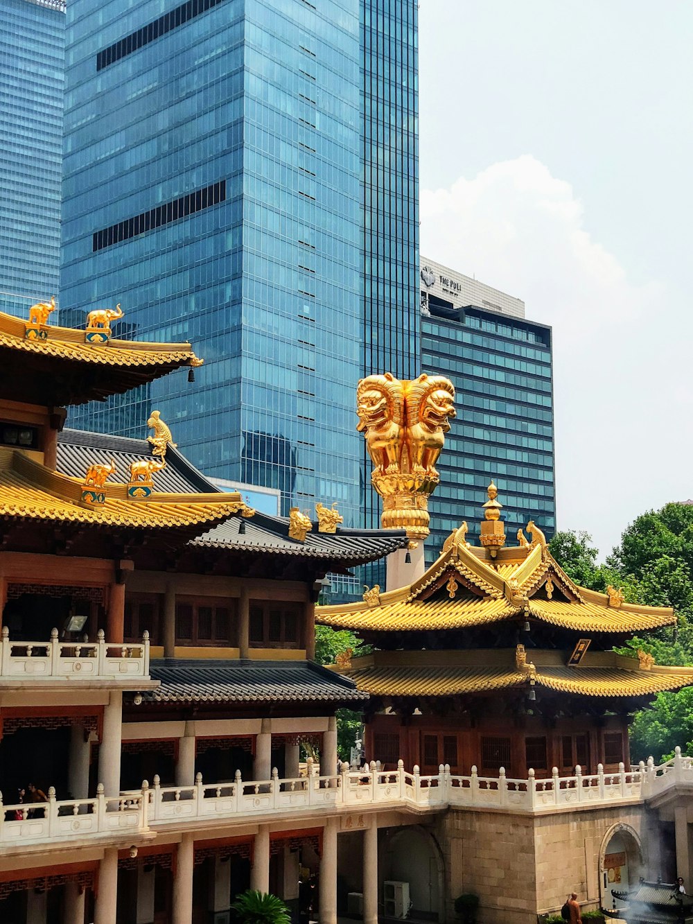 Temple jaune et noir à la photographie de gros plan de jour
