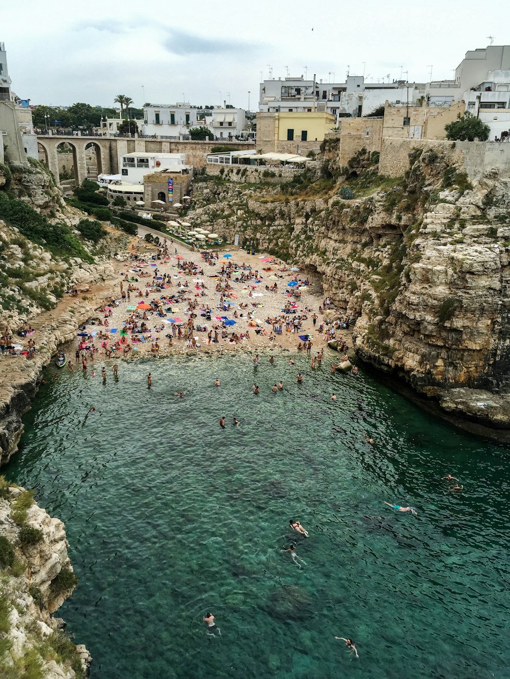 Gente en la orilla del mar cerca de las rocas