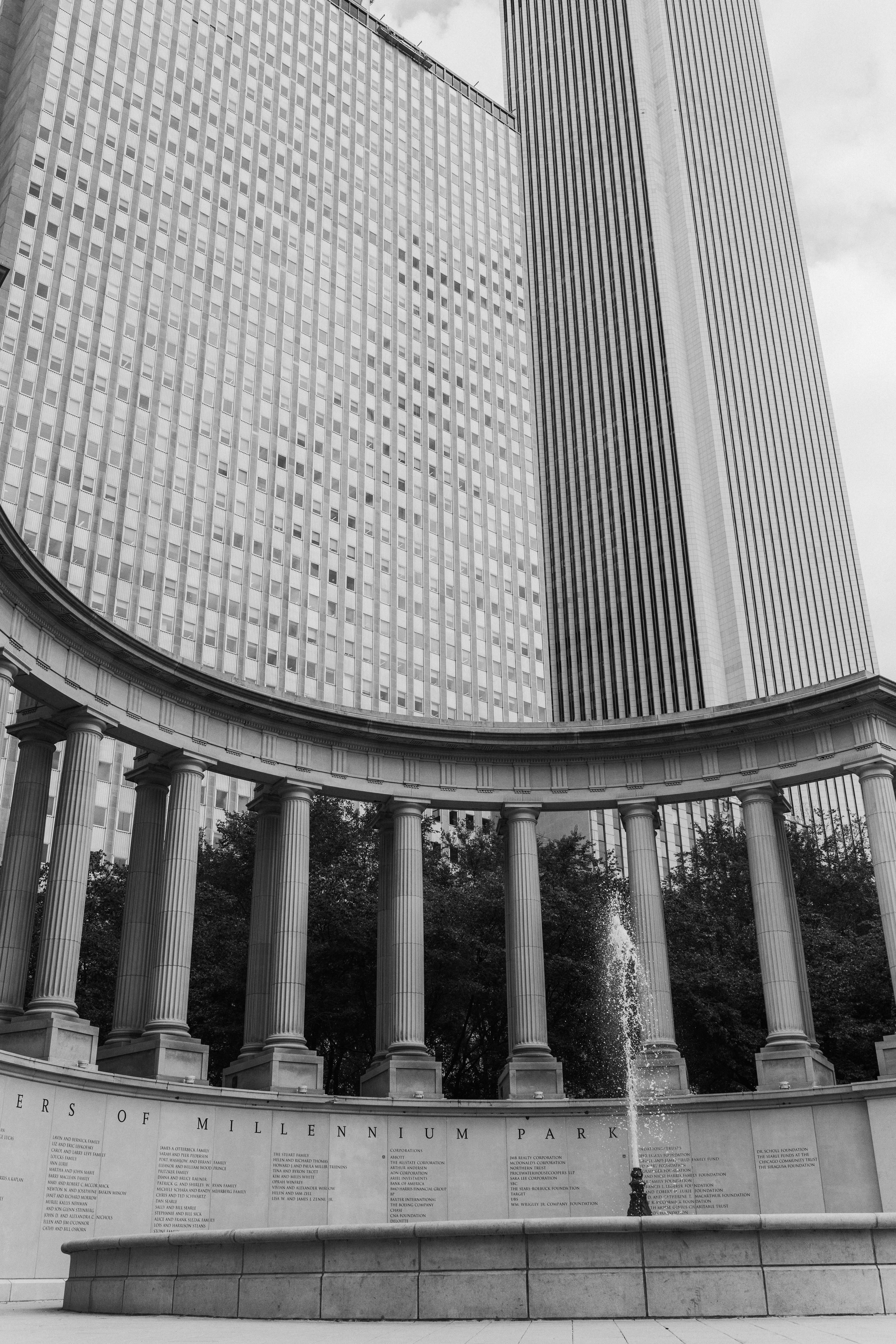 pilastri in cemento grigio